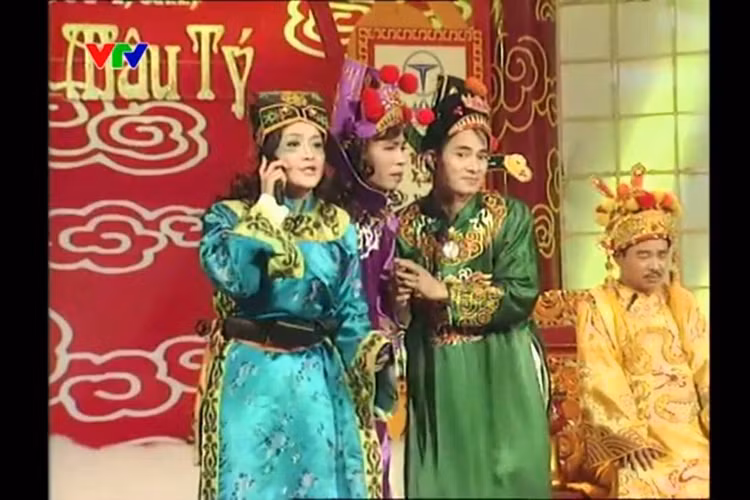 Năm 2007 và 2008, Vân Dung chuyển sang đóng Táo Kinh tế, Táo Báo chí (ảnh) trong Táo quân. Ảnh: Youtube