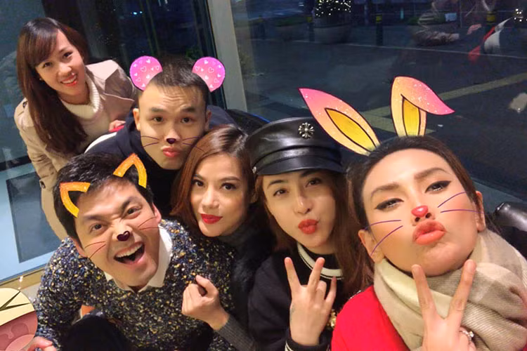 Võ Hoàng Yến (ngoài cùng bên phải) nhí nhảnh bên Phan Anh, Trương Ngọc Ánh.