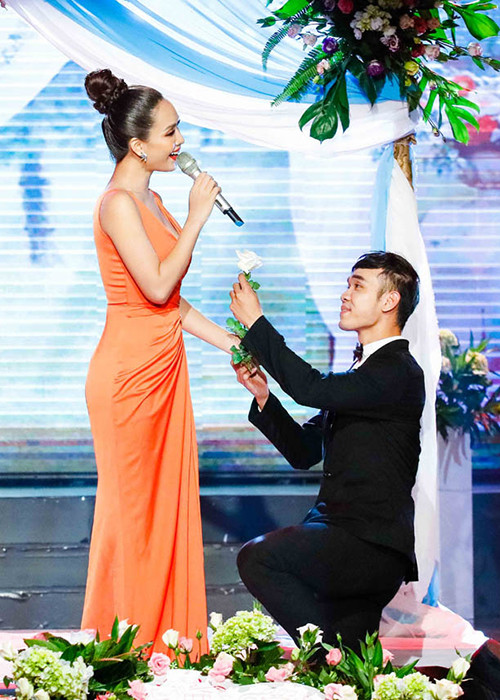 Ái Phương tiếp nối chương trình với tiết mục Cô dâu đầy màu sắc trên sân khấu. Cô cùng bạn diễn hoá thân thành cặp đôi hạnh phúc cùng cảnh quỳ gối cầu hôn đầy lãng mạn.