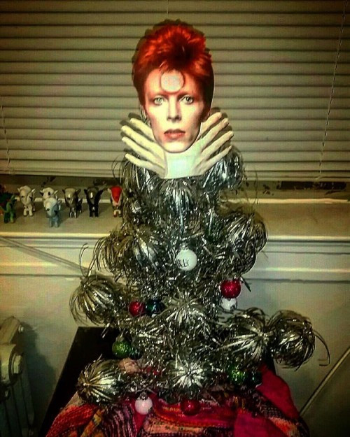 Cây thông phiên bản ngôi sao nhạc Rock.