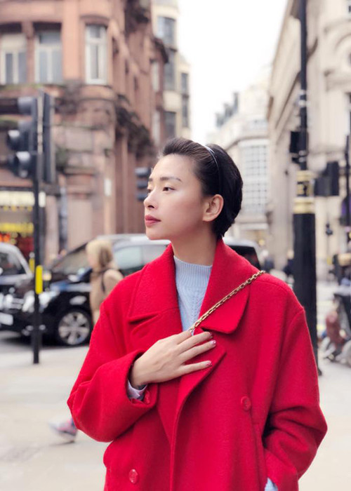 Ngô Thanh Vân đang có chuyến công tác ở London để tham gia quảng bá bộ phim Hollywood "Star Wars: The Last Jedi". Cô còn tranh thủ thời gian rảnh rỗi để đón Giáng sinh ở nước ngoài.