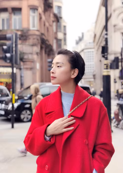 Ngô Thanh Vân đang có chuyến công tác ở London để tham gia quảng bá bộ phim Hollywood "Star Wars: The Last Jedi". Cô còn tranh thủ thời gian rảnh rỗi để đón Giáng sinh ở nước ngoài.