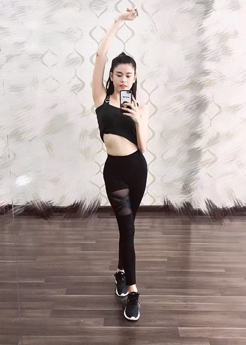 Để giữ vóc dáng thon gọn, Trương Quỳnh Anh chăm chỉ tập thể dục.