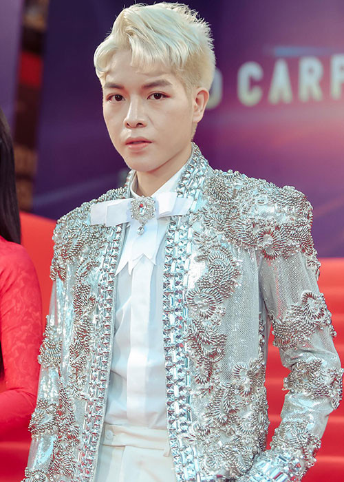 Khi giành danh hiệu quán quân Giọng hát Việt 2015, Đức Phúc dành một nửa số tiền thưởng để giúp bố mẹ trả hết nợ. Tuy nhiên, vì gia đình vẫn khá khó khăn, anh xác định là người sẽ nuôi cả gia đình.