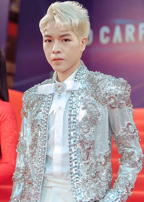 Khi giành danh hiệu quán quân Giọng hát Việt 2015, Đức Phúc dành một nửa số tiền thưởng để giúp bố mẹ trả hết nợ. Tuy nhiên, vì gia đình vẫn khá khó khăn, anh xác định là người sẽ nuôi cả gia đình.