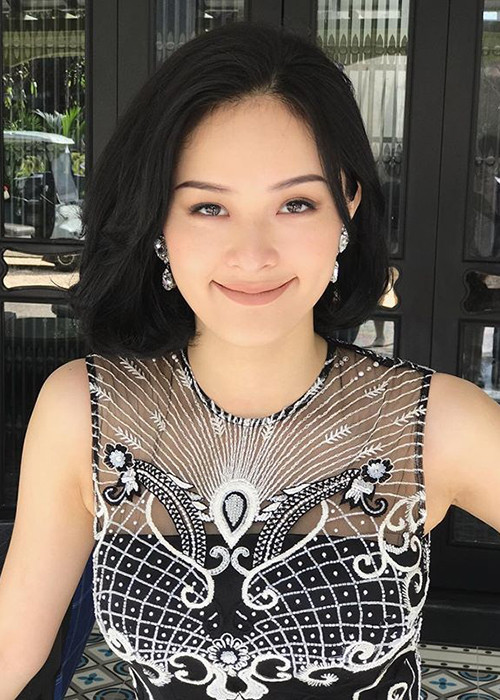 Hạ Vi tự nhủ: “Bớt nghĩ đi được không”.