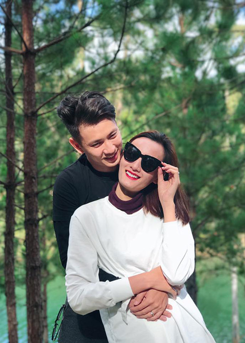 Sau khi Lê Thúy lên tiếng về chuyện bầu bí, Đỗ An dành lời ngọt ngào cho cô: "Càng ngày, anh càng nhận ra anh yêu em vì sự không hoàn hảo của em. Hoàn hảo thật buồn chán".