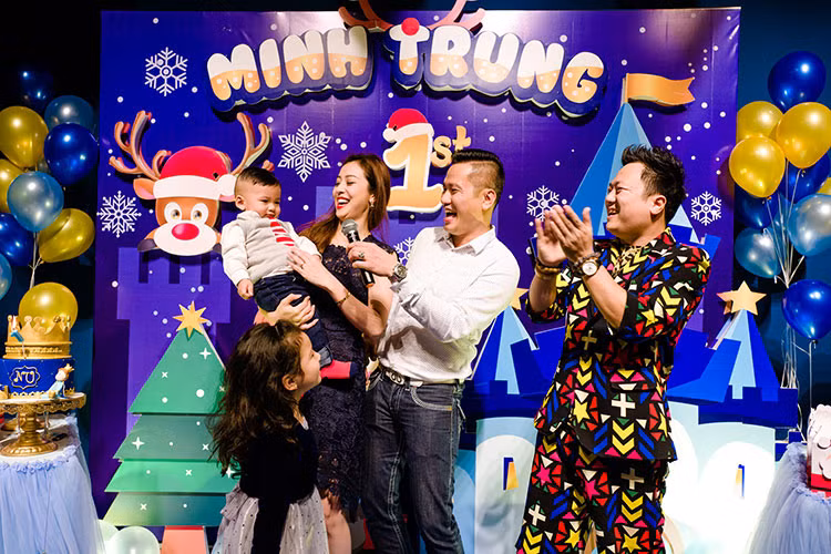 Tiệc thôi nôi của bé Nu có sự tham gia của ông bà nội và bạn bè thân thiết của vợ chồng Jennifer Phạm.