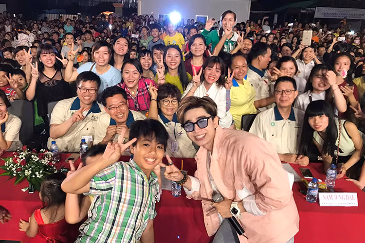 Ca sĩ Chi Dân được fans yêu mến không chỉ bởi tài năng mà còn bởi là người khá tình cảm, thân thiện và sạch scandal.