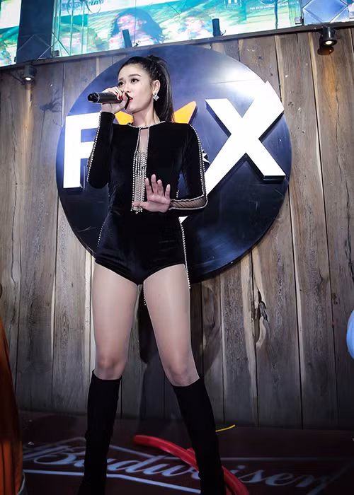 Trương Quỳnh Anh gợi cảm trên sân khấu trong buổi biển diễn ở một quán bar.