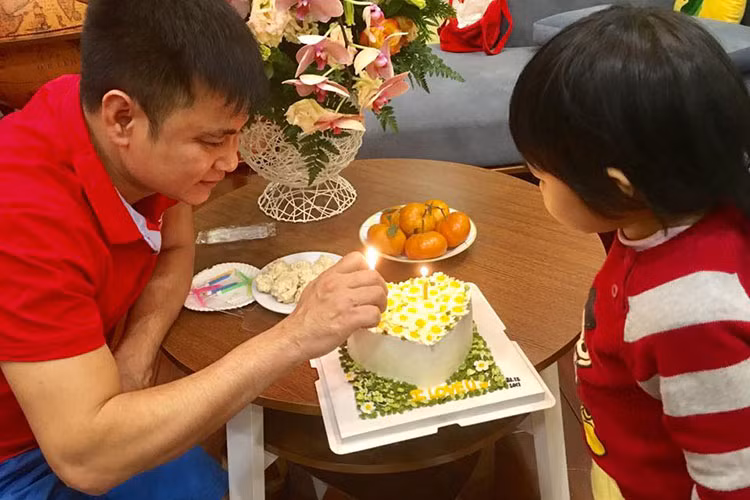 Tự Long xúc động chia sẻ: “ Cách đây 44 năm vào giờ này có một người phụ nữ đang gập những chiếc tã lót cuối cùng cho vào chiếc làn nhỏ. Chỉ ít phút nữa thôi có một thằng ku nặng 2,4 kg chào đời. Cuộc sống vất vả khó khăn biết bao nhiêu mẹ vẫn nuôi con khôn lớn giờ đây cậu bé đó đã có gia đình nhỏ và một cuộc sống đầm ấm yên vui”.