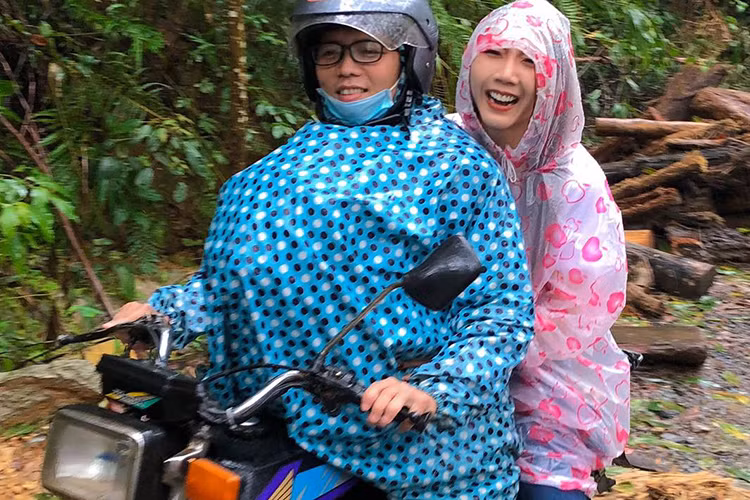 Ngọc Quyên tham gia hoạt động từ thiện ở Quảng Nam trong thời tiết mưa bão.