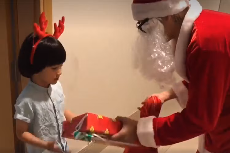 Chỉ đến khi con trai gật đầu trước câu hỏi: “Sau này lấy vợ có mời ông không?”, Duy Mạnh mới lôi quà tặng cậu nhóc.