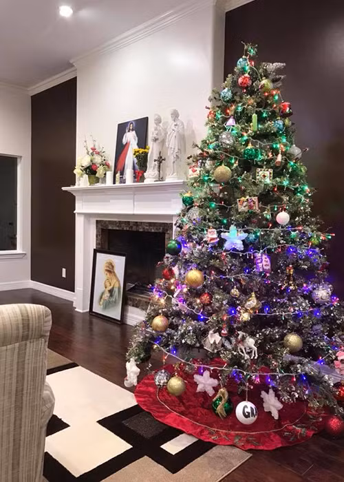 Từ Mỹ, nữ ca sĩ Hồng Ngọc chia sẻ hình ảnh cây thông đón Giáng sinh trong căn nhà bên chồng và các con.