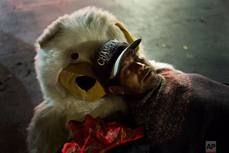 Dùng một con gấu bông làm gối, ông Manuel Martinez, 45 tuổi, ngủ trên những vỉa hè ở Los Angeles từ ngày này qua ngày khác. Ông đến từ Mexico và nghiện rượu suốt 10 năm nay.