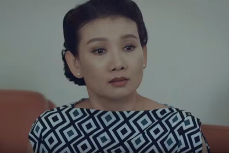 Mỹ Uyên tham gia “Cả một đời ân oán” với vai bà Lan - vợ ông Quang. Cô liên tục đóng phim truyền hình và là diễn viên kịch đầy kinh nghiệm.