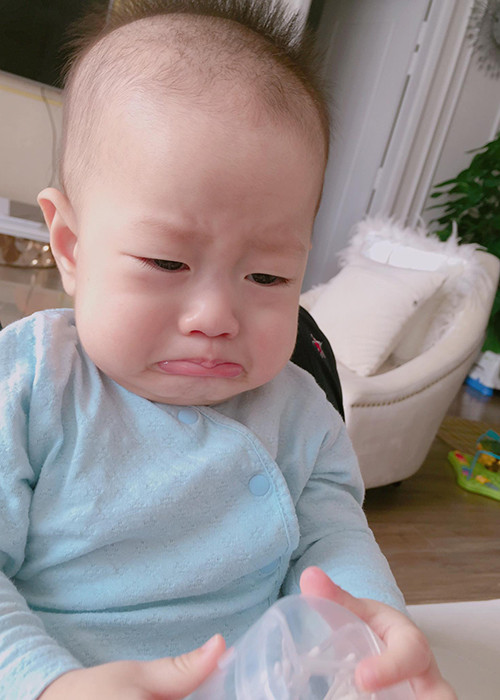 Con trai diễn viên Việt Anh biểu cảm đáng yêu khi bị mẹ trêu đùa.