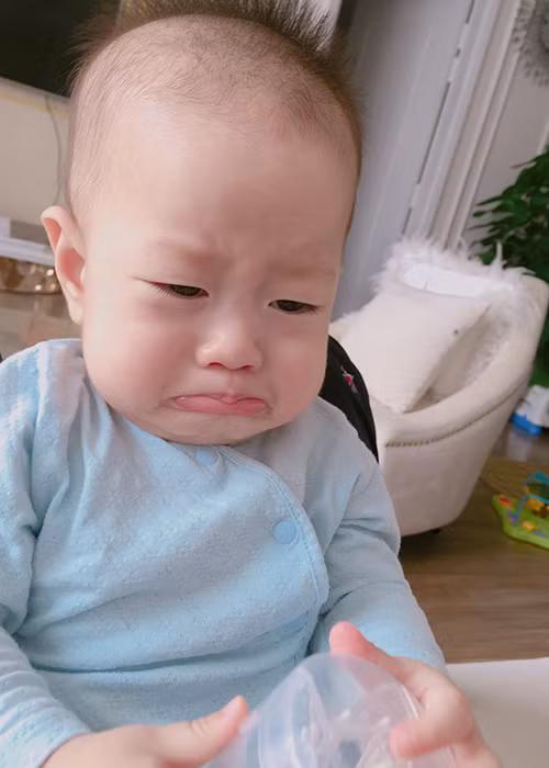 Con trai diễn viên Việt Anh biểu cảm đáng yêu khi bị mẹ trêu đùa.