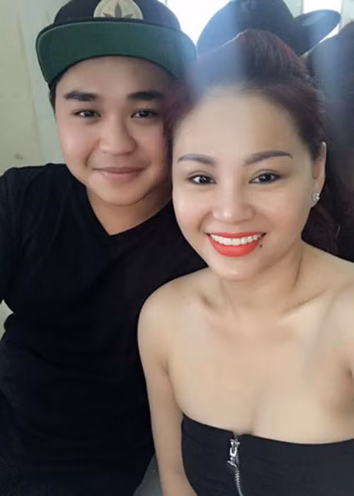 Trong "Sau ánh hào quang", Duy Phước thừa nhận: "“Em không có tình cảm nhiều với mẹ. Ký ức về mẹ trong em là con số 0”.