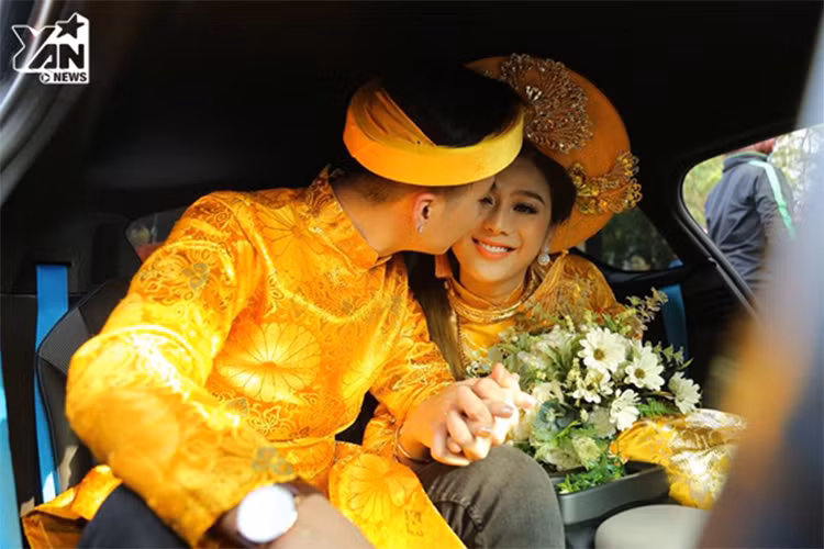 Lâm Khánh Chi và chồng nắm tay không rời khi lên xe về Vũng Tàu - quê của chú rể. Ảnh: Thể thao văn hóa