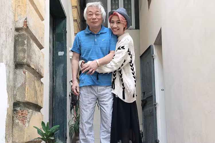 Pha Lê thân thiết bên bố là một trong những tin tức sao Việt trong ngày 6/12.