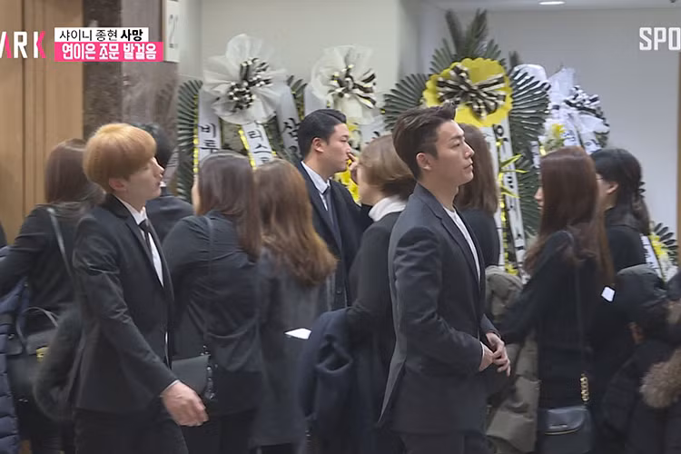 Eunhyuk (Super Junior) có mặt tại lễ viếng của Jonghyun. Lúc ra về, anh bước đi đầy nặng nhọc. Ảnh: Spotv