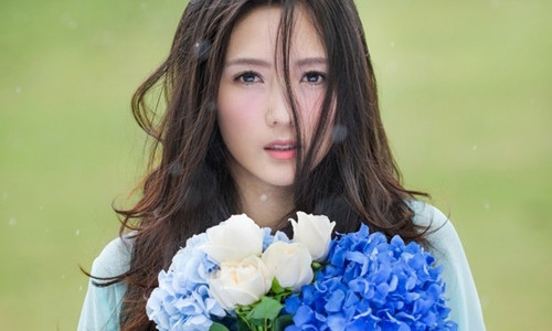 Hà Khiết từng được biết đến là bạn gái cũ của Thích Tiểu Long.