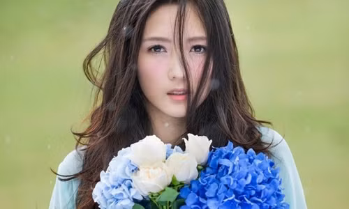 Hà Khiết từng được biết đến là bạn gái cũ của Thích Tiểu Long.