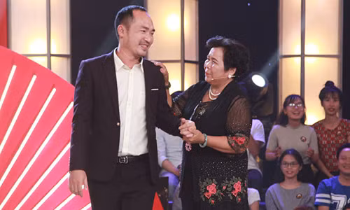 Thí sinh Kim Dung liên tục "lơ đẹp" Trấn Thành để trò chuyện cùng thần tượng Tiến Luật khiến khán giả cười ồ.