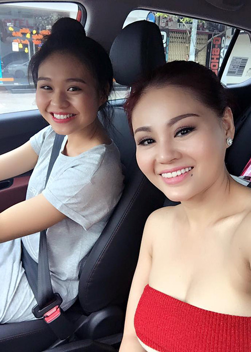 Ngoài dao kéo vòng 1, Lê Giang còn căng da mặt bằng chỉ, tiêm filler, độn cằm để gương mặt tươi trẻ. Ảnh: FBNV