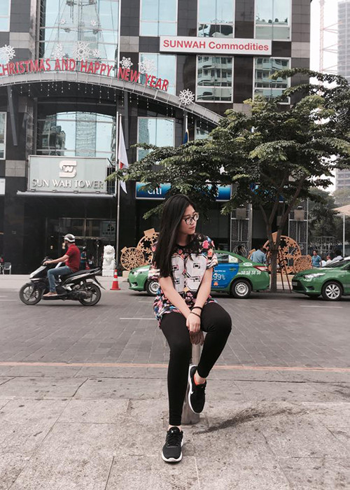 Cát An ra dáng một thiếu nữ. Ở đời thường, cô nhóc có gu thời trang trẻ trung.