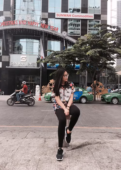 Cát An ra dáng một thiếu nữ. Ở đời thường, cô nhóc có gu thời trang trẻ trung.