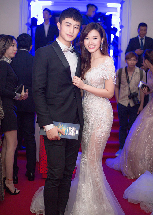 Hình ảnh Midu và Harry Lu quấn quýt không rời tại các sự kiện giải trí. Ảnh: FBNV