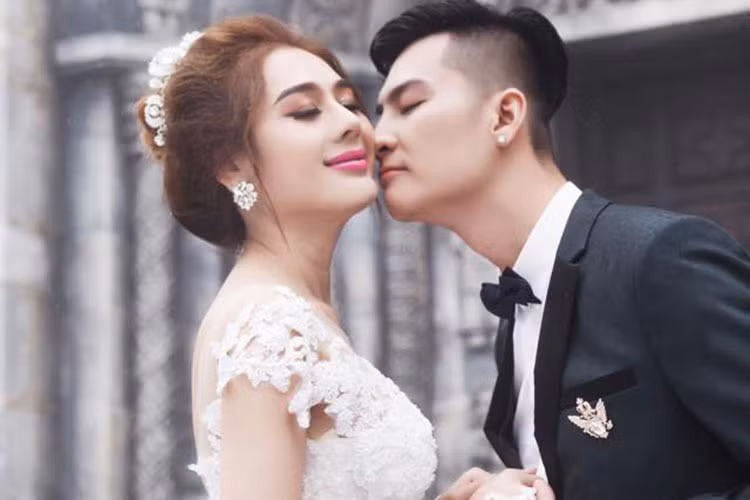 Sau 2 lần cưới hụt, Lâm Khánh Chi hạnh phúc khoe bạn trai mới Trần Phi Hùng. Ngày 28/12, mỹ nhân Việt chuyển giới này đã lên xe hoa cùng Phi Hùng. Ảnh: FBNV