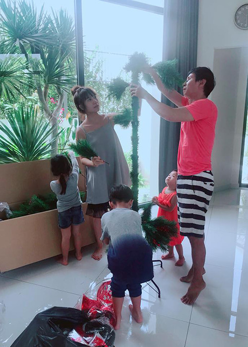 Vợ chồng Lý Hải - Minh Hà cùng các con tất bật trang trí nhà cửa để đón Giáng sinh 2017 từ đầu tháng 12.