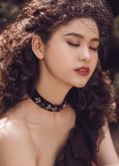 Tháng 10/2017, Trương Quỳnh Anh công khai việc nâng ngực, hút mỡ má, nọng cằm, mở góc mắt, cấy mỡ tự thân trán, thái dương và hút mỡ cánh tay.