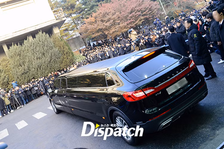 Người hâm mộ cũng vô cùng bàng hoàng trước sự ra đi của Jonghyun. Trong những ngày qua, fans trên toàn thế giới đồng loạt cùng nhau cầu nguyện cho Jonghyun.