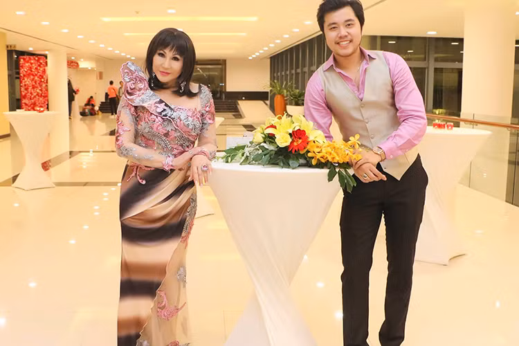 Sinh năm 1989, Vũ Hoàng Việt hẹn hò với bạn gái hơn anh đến tận 34 tuổi. Đó là doanh nhân Yvonne Thúy Hoàng.