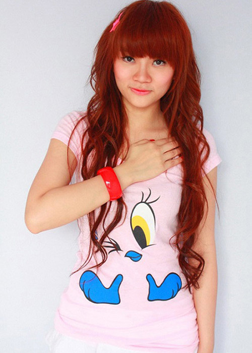 Tháng 3/2005, Thu Thủy rời nhóm H.A.T để chính thức hoạt động solo. Lúc này, nữ ca sĩ sinh năm 1984 vẫn trung thành với kiểu mái ngố điệu đà. Ảnh: Dân Việt