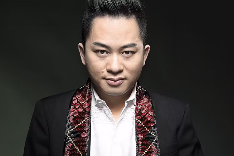 Sau Trấn Thành, Tùng Dương là sao Việt vạ miệng năm 2017. Trong bài phỏng vấn với Zing, Tùng Dương đưa ra quan điểm về Bolero: “Già trẻ, lớn bé đắm đuối Bolero đúng là sự thụt lùi”. Theo Tùng Dương, “Bolero chỉ mang tính hoài niệm, không mang tính chất sáng tạo, phát triển nền âm nhạc”. Ảnh: FBNV