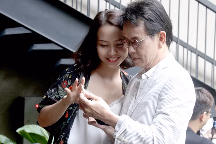 Nhạc sĩ Đức Huy từng qua 1 lần đò. Năm 2013, ông tái hôn với một cô gái kém ông đến 44 tuổi tên Mai Khôi. Ảnh: Dân Việt