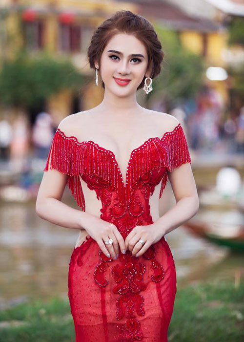 Trước khi lên xe hoa vào ngày 28/12 tới đây, Lâm Khánh Chi không ít lần khoác lên mình chiếc váy cô dâu. Ảnh: FBNV