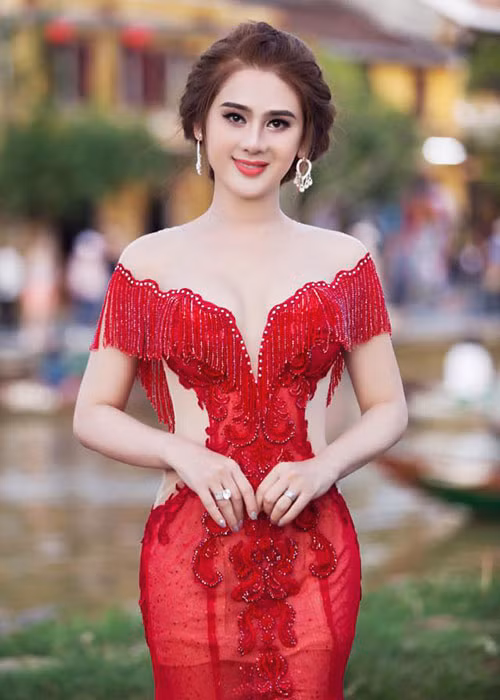 Trước khi lên xe hoa vào ngày 28/12 tới đây, Lâm Khánh Chi không ít lần khoác lên mình chiếc váy cô dâu. Ảnh: FBNV