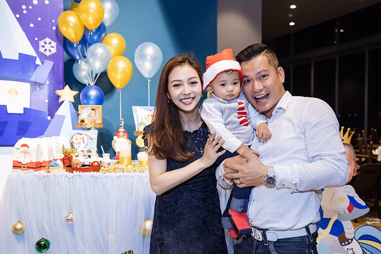 Mặc dù tháng 12 rất nhiều sự kiện nhưng Jennifer Phạm vẫn ưu tiên gia đình là trên hết.