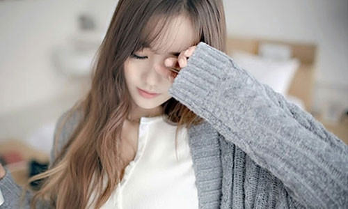 Dụi mắt khi bị bụi bay vào mắt là cách sai lầm hầu hết mọi người đều mắc phải.