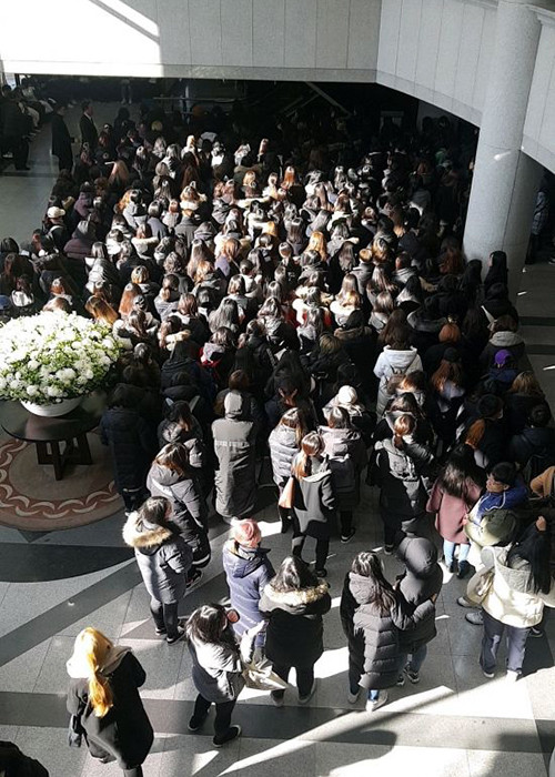 Công ty quản lý của Jonghyun quyết định dành khu vực riêng cho người hâm mộ đến viếng nam ca sĩ quá cố. Ảnh: asiane