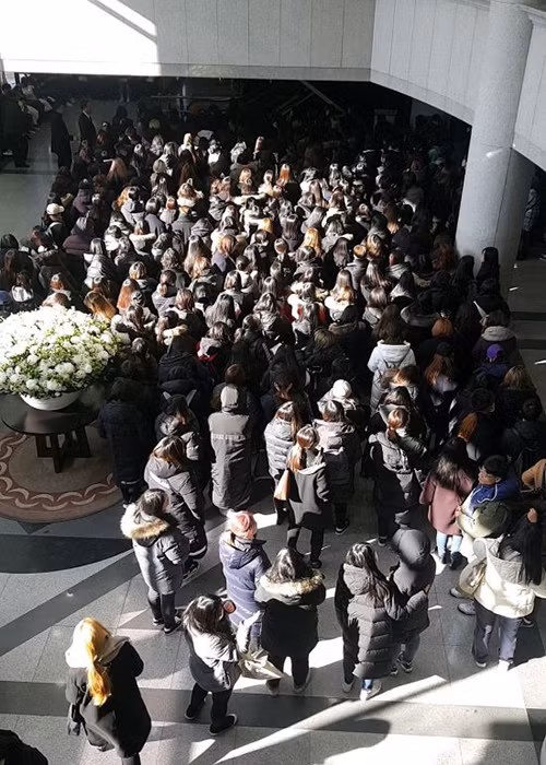 Công ty quản lý của Jonghyun quyết định dành khu vực riêng cho người hâm mộ đến viếng nam ca sĩ quá cố. Ảnh: asiane