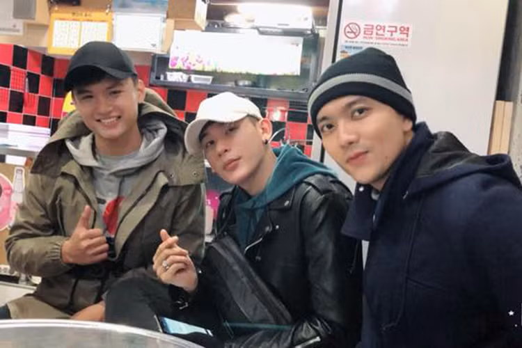 Tim (ngoài cùng bên phải) cập nhật hình ảnh mới nhất của anh ở Hàn Quốc.