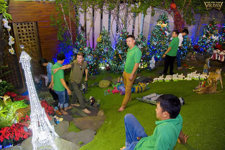 Cuối năm 2016, Đàm Vĩnh Hưng công khai chuyện trả nợ cho mẹ nên anh không tổ chức Giáng sinh. Tuy nhiên, năm nay, anh trang hoàng nhà cửa như nhiều năm trước.