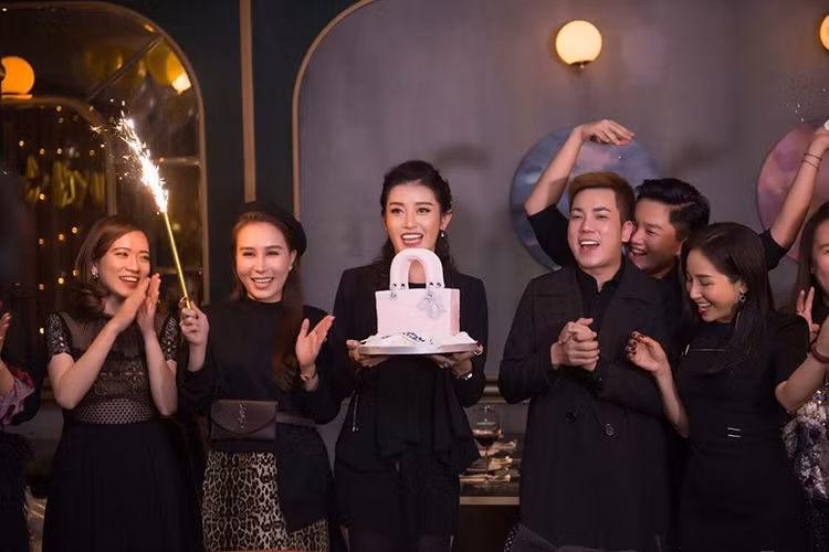 Trên trang cá nhân Instagram lẫn Facebook, Huyền My liên tục cập nhật hình ảnh tiệc sinh nhật được tổ chức trong 3 ngày liên tiếp.
